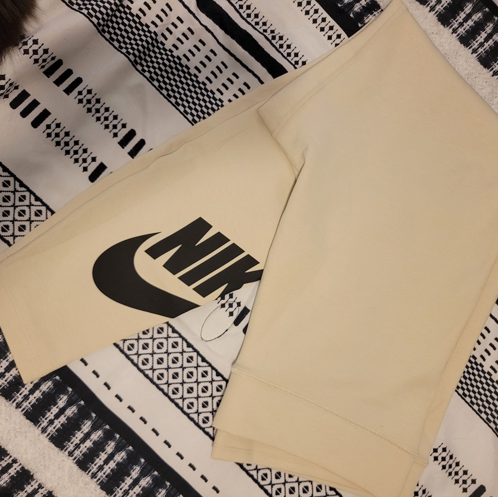 NIKE Women's High-Waisted Graphic Leggings